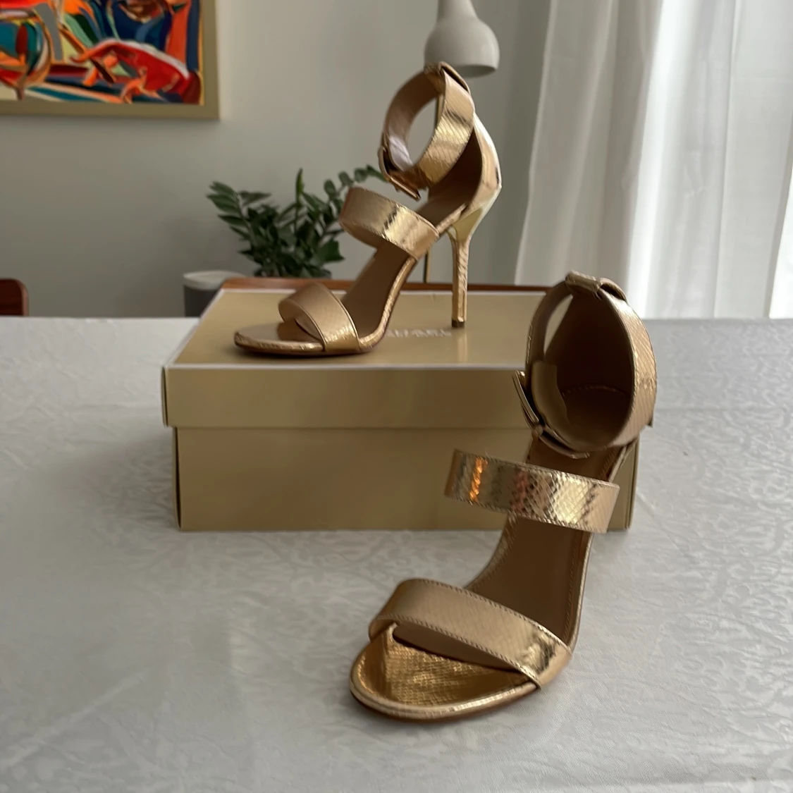 Guldiga sandaler med klack från Michael Kors