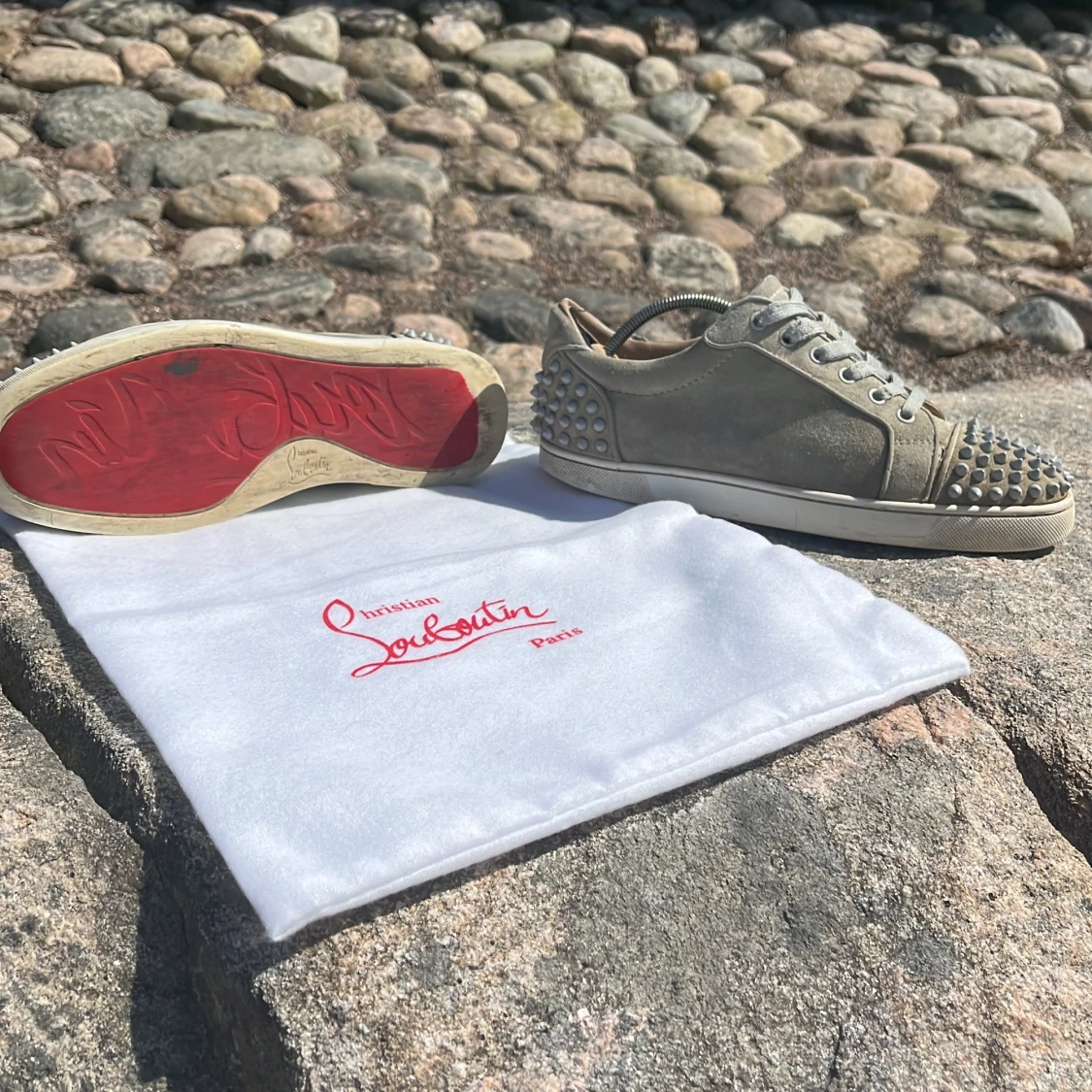 Beiga Christian Louboutin sneakers med nitar