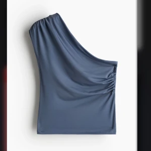 One shoulder topp  - Snygg svart topp från H&M i storlek M🖤 Stretchigt och skönt material!! Jättebra skick🫶🏻 Köptes för 180!🫶🏻