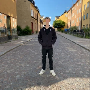 Hel outfit freestyle - Tommy hilfiguer med Levis jeans och ett par Lacoste skor allt e äkta från priset 1700kr inget bälte ingår i denna outfit skriv privat om ni vill köpa ett plagg separat 