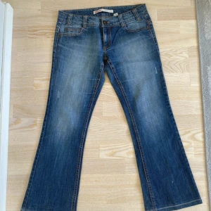 Blå bootcut jeans från Only - Storlek W:42 L:32 men skulle nog säga att midjan känns mer som en 38, eftersom de är så pass lågmidjade. Ens höfter är bredare än en midja så därför sitter de lite mindre än en 42. Jag har vanligtvis 36 och de är enbart lite stora. Jag är 166/167 och dem är lite på korta på mig, de går inte över skorna på mig så de passar någon som är kortare. 