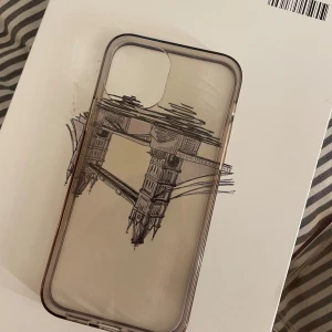 Mobilskal  - Vanligt genomskinligt mobilskal till iPhone 12/12pro, inga skador 👏🏻 köpt från H&M