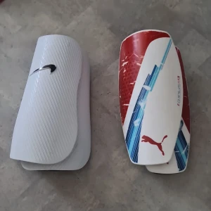 Benskydd  - 2 par benskydd för fotboll spelare i bra skick.         Vita Nike i jätte bra skick. Rod och vit Puma med fina detaljer i bra skick. 150 kr st. 