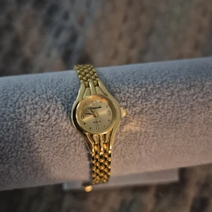 Guld klocka  - GRATIS GÅVA MED VARGE ORDER!! Supertrendig stockholmsstil tjejer, klocka guld. Vinter ring smycke. Gjord av stål, jag svarar och skickar alltid snabbt!