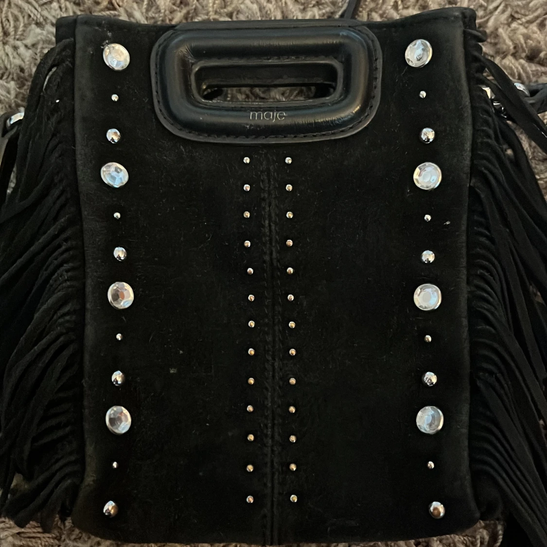 Svart mocka axelväska med fransar från Maje - 3