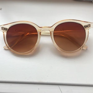  solglasögon från Glitter 💖  - Snygga solglasögon från Glitter med transparent beige plastbåge och bruna tonade glas. Perfekt accessoar för soliga dagar och ger en sommarkänsla som är oslagbar 🌻🌞🍓❤️