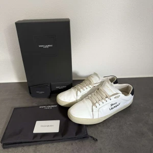 Saint Laurent skor |  - Saint Laurent skor i mycket fint skick | Storlek 43 | Allt på bilderna följer med |  Skriv vid frågor | Rabatt vid snabb affär samt om du följer |
