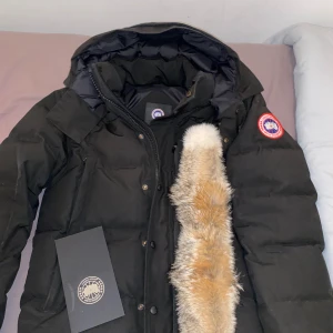 Canada Goose jacka - Säljer min canada goose jacka som jag har haft i ett långt tag men har fortfarande väldigt bra kvalitet. Den har inga problem och är som ny. Den har en nfc tag på armen som man kan scanna. 