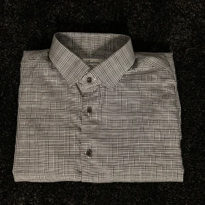 Stenströms skjorta 43 fitted body  - Säljer denna Stenströms skjortan som är i mycket bra skick. Storlek 43 fitted body. Hör gärna av dig vid minsta fråga😊