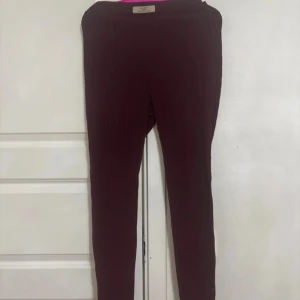 Vinröda ribbade sett från SHEIN  - Säljer ett vinröda ribbade sett från SHEIN. Byxorna  har en elastisk midja och tröjan är tillverkade i ett mjukt material som ger en bekväm passform. Perfekta för en avslappnad stil. 