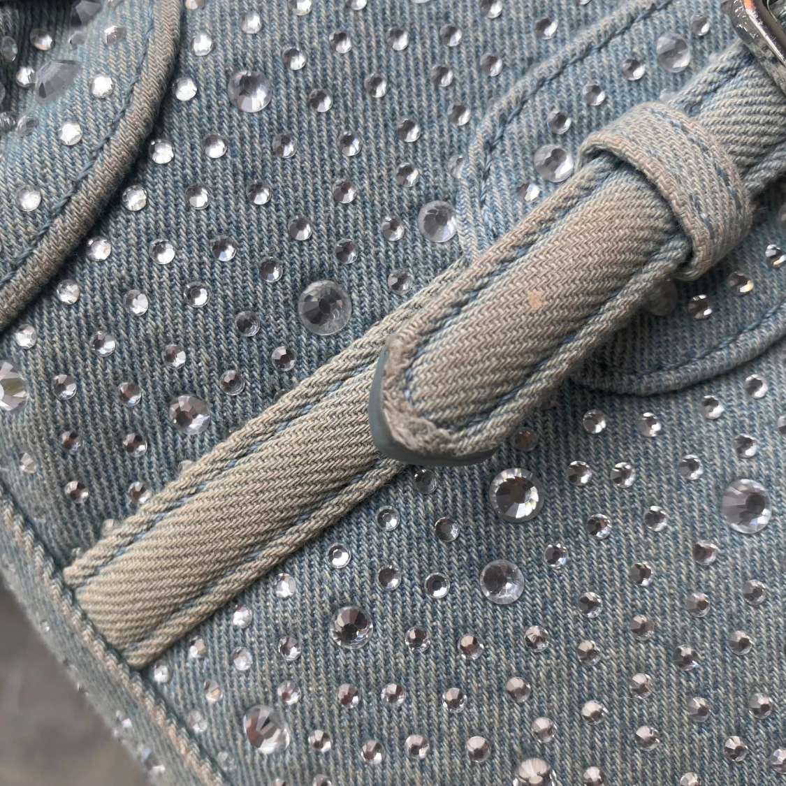 Glittrig axelväska i jeansmaterial - 4