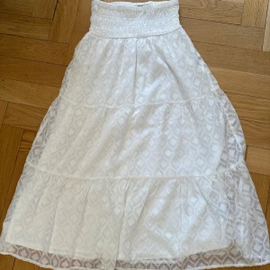 Lång kjol  - Säljer denna jättefina lång kjol från Gina tricot Young! Säljer pga att den är för kort för mig som är ca 163❤️ Perfekt till sommaren! Aldrig använd!