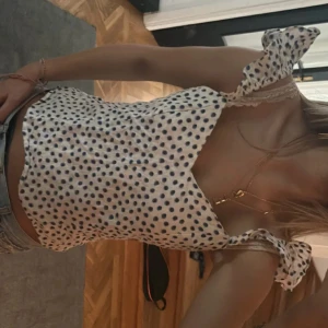 Prickig topp med volanger - Jättesöt prickig topp med volanger🥰