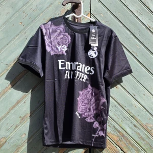 Real Madrid fotbollströja - Hej! Vi säljer just nu denna underbara Real Madrid tröjan till ett väldigt bra pris 😍Den är perfekt nu inför sommaren ☀️🌟Tröjan är i storlek S 👕Kontakta oss för mer information ℹ️ Längd: 69cm Bredd:47cm Arm: 23cm