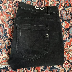 Svarta Dondup jeans! - Sjukt feta jeans från dondup, de har en slim passform. Och flera snygga slitningar! Midja:42 längd:102