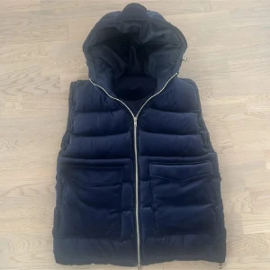 Vinfinoo väst - Säljer min snygga väst från vinfinoo eftersom jag rensar min garderob, den är inte använd ute någon gång. Hör av er vid intresee