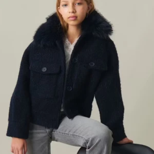 Svart teddyjacka med pälsdetaljer - Snygg svart teddyjacka med fluffig pälsdetalj på kragen. Jackan har knappar framtill och två stora fickor med lock. Perfekt för kyliga dagar när du vill vara både varm och stilren. Knappt använd. Storlek 158/164❤️