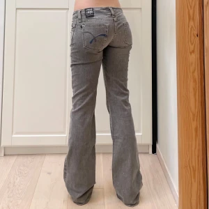 Lågmidjade bootcut jeans❤️ - Midja 40x2 cm, gren 19 cm o innerben 83 cm💕jae 169 o xs-s o håller in i midjan men fof pytte pösiga på mig. Märkta W29 vilket motsvarar S