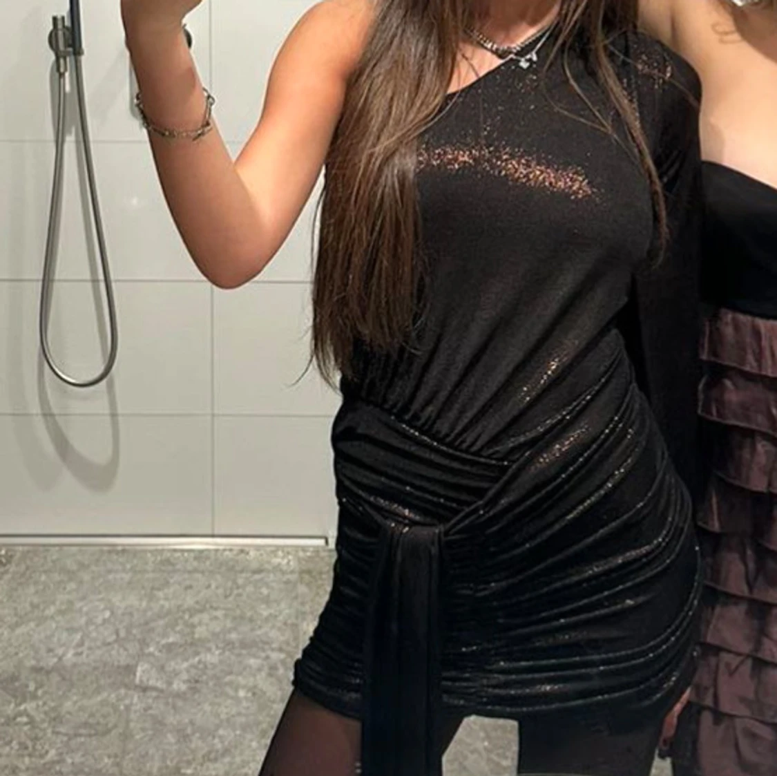 Svart guldskimrig klänning