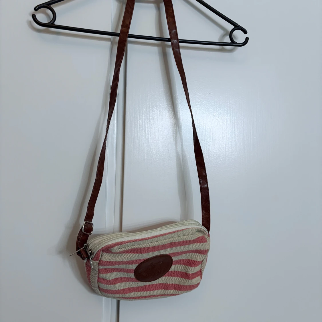 Randig axelväska med brunt läderband