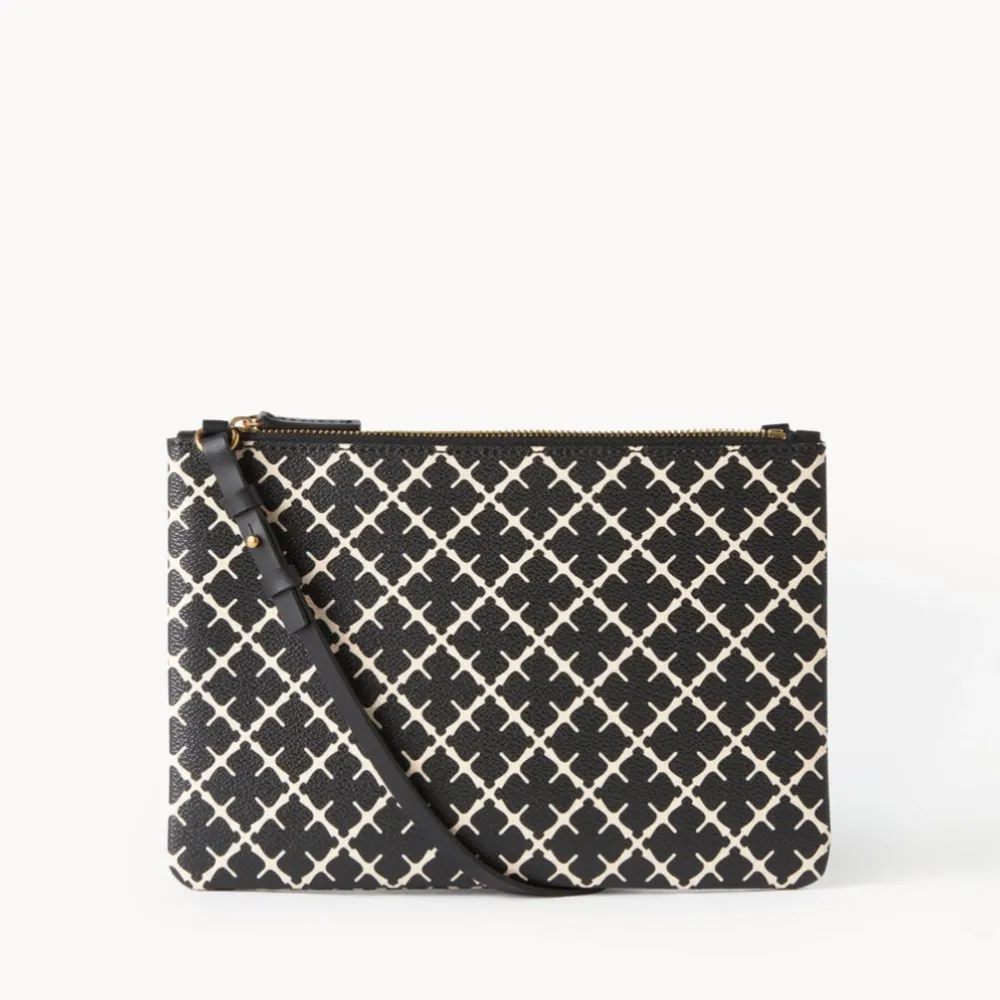 Intressekoll på denna trendiga malene birger väska. Köpt för 900kr och nästan aldrig använd. Jättefint skick. Skickar i original påsen. Skriv för fler bilder. Är osäker på om jag vill sälja så tar inga bud under 800kr🥰💕. Laukut & Käsilaukut.