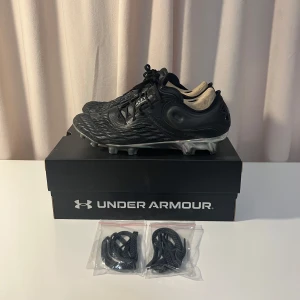 Under Armour fotbollsskor - Under Armour fotbollskor Svart🖤 Storlek: 43 Skick: 7/10 Nypris: 2699kr