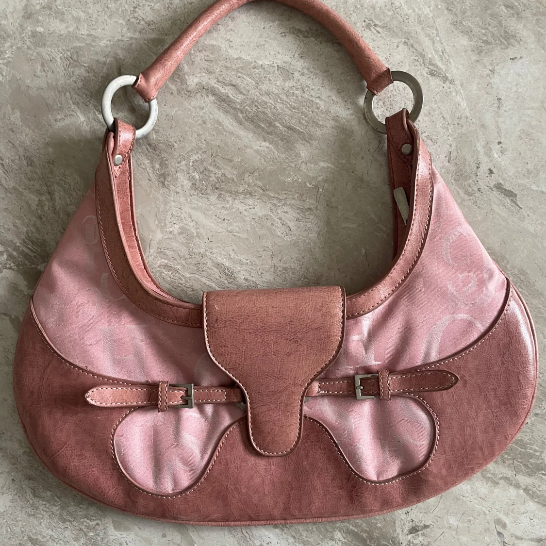 Rosa axelväska, Cherry