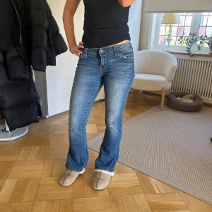 Blå bootcut jeans - Snygga blå bootcut jeans köpta o London i andra hand så tror de är storlek 36 de passar mig som är en 36.