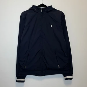 Ralph Lauren windbreaker  - Ralph Lauren || skick 9/10 || storlek barn XL passar herr XS/S || modellen är 170cm lång || pris kan diskuteras vid snabb affär!