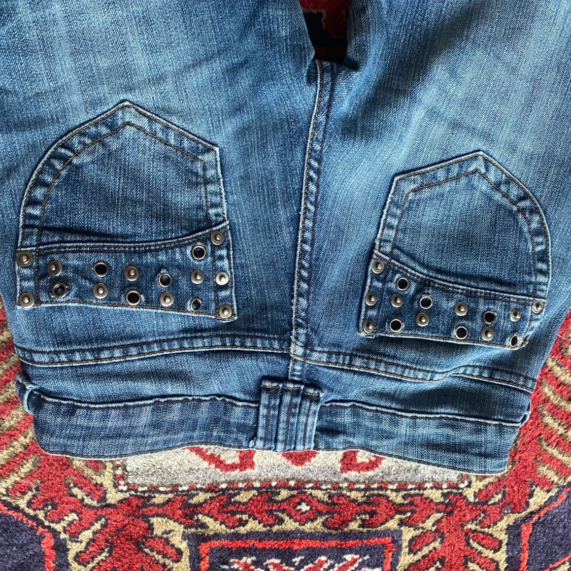 Blå jeans med nitar - 3