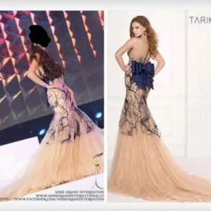 Elegant långklänning med spetsdetaljer - Exklusiv klänning från Tarik Ediz, köpt från Cecilias mode för 12.000kr. Säljes för 3000kr. Kan tänka mig gå ned i pris vid snabb affär. Storlek 34.