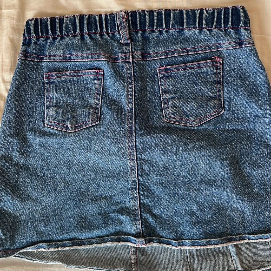 Jeanskjol med broderad fjäril - 1