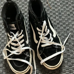 Höga Vans  - Säljer dessa Vans då de inte kommer till användning längre. Har använt dom endast i sommras. De är strl 36💓