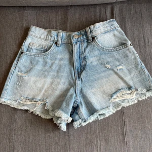  Jeansshorts från Zara - Säljer ett par ljusa jeansshorts från Zara med fransiga kanter och slitna detaljer, de har även en justerbar midja. Fick dessa i present och de var då för små så har bara använts ungefär 2 gånger och är nästan som nya🥰🥰