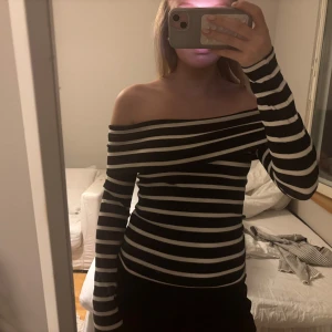 Randig off shoulder - Supersnygg randig offshoulder topp. Helt ny