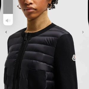 Svart quiltad jacka från Moncler - Snygg svart jacka från Moncler med quiltad design och dragkedja framtill. Jackan har långa ärmar och två praktiska fickor på framsidan. Perfekt för en stilren look. PRIS kan diskuteras vid snabb affär