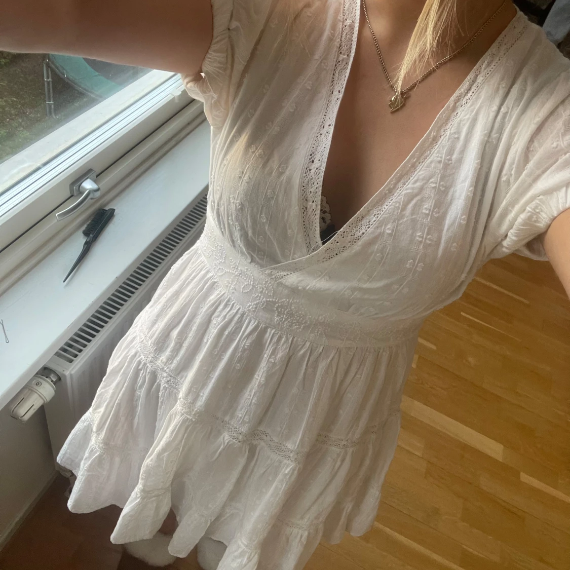 Vit kortklänning med puffärmar - 2