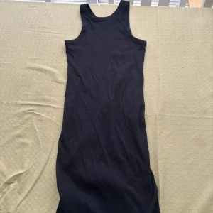 Svart ärmlös klänning - Snygg svart ärmlös klänning i ett enkelt och stilrent snitt. Perfekt för en minimalistisk look. Klänningen har en rak passform och är gjord i ett mjukt material. Använt ett fåtal gånger💕💕