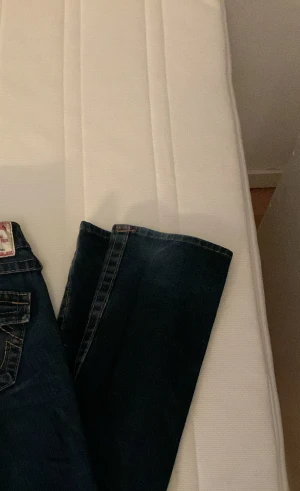 True religion jeans - Det är storlek 24 vilket motsvarar storlek 36 i Sverige. Dom är lågmidjade och är rak i modellen💓 Prata gärna med innan du köper!!