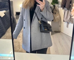 Jacka kappa - Så fin höst/ vår kappa från hm. Jättefint skick. EJ nopprig, fint skick och bara använd en gång då den är för liten på mig!💗skicka om ni har några funderingar 