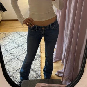 Blå jeans med låg midja - Säljer mina lågmidjade jeans med fickor där bak från Gina Young då jag ej använder dom längre. Jag är 163cm och sitter perfekt i längden och i midjan. Änvända ett flertal gånger!!💓💓 