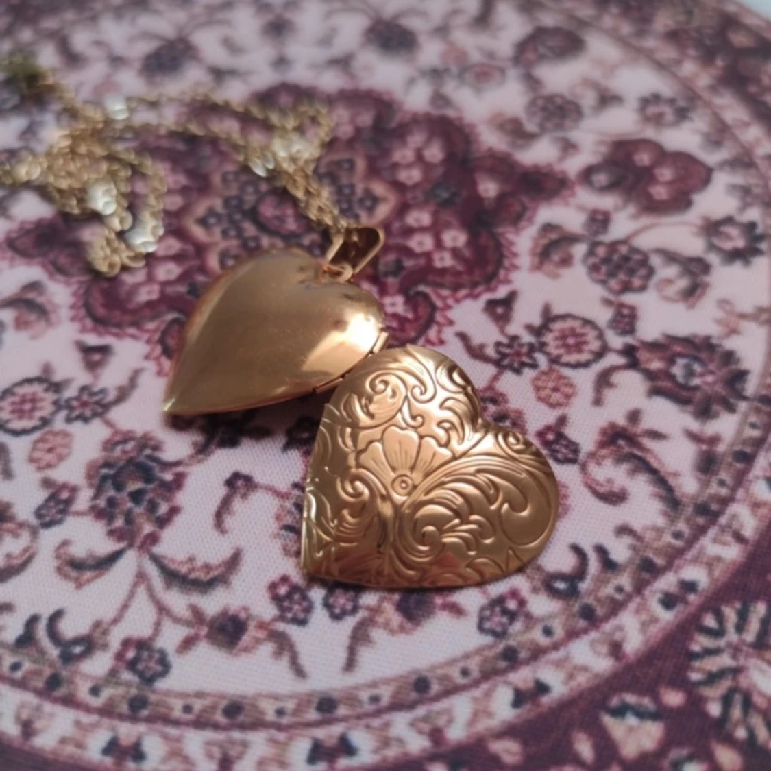 Guldigt hjärtformat medaljonghalsband - 1