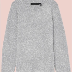 Grå stickad tröja  - Säljer en stilren grå stickad tröja från Zara. Tröjan har en rund halsringning och långa ärmar, perfekt för kyligare dagar. Den är mjuk och bekväm, idealisk för både vardag och avslappnade tillfällen. Passar bra till jeans eller kjol.
