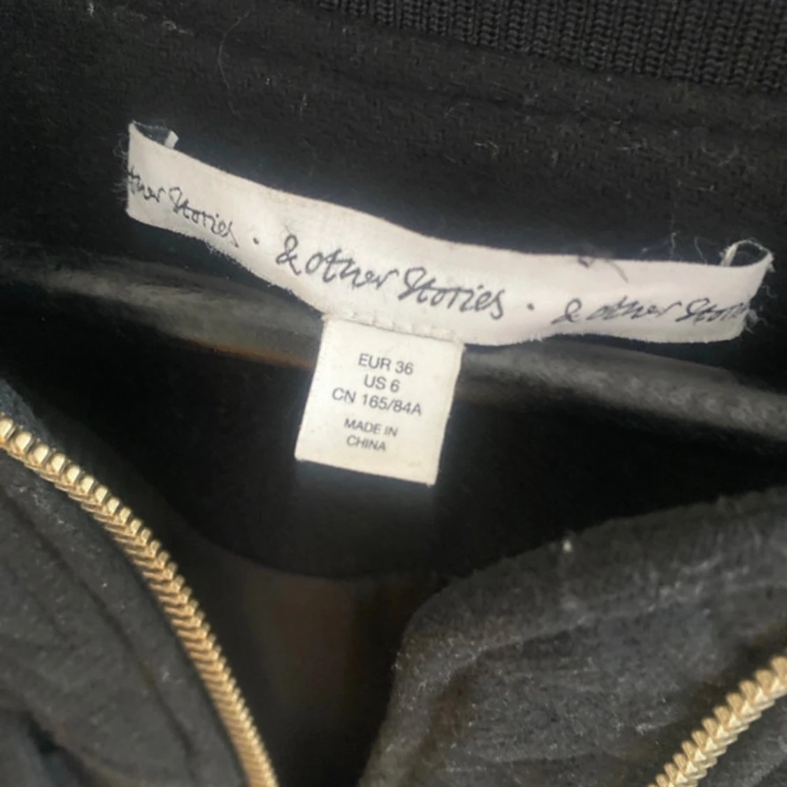 Svart quiltad jacka från & Other Stories - 3