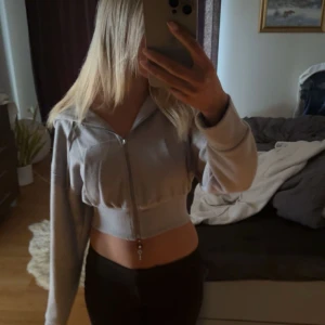 Grå croppad ziphoodie från zara - Jättesnygg o basic croppad zip hoodie från zara som är helt oanvänd🤗den är xs o köptes ganska nyligen. 