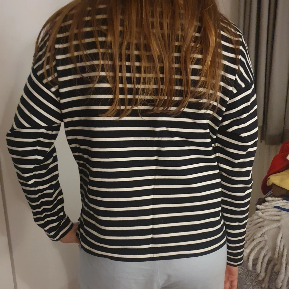 Svartvit randig långärmad tröja - 2