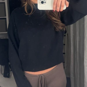 Svart polotröja tröja & Other Stories - Säljer en stilren svart croppad tröja från & Other Stories. Tröjan har långa ärmar och en ribbad kant vid ärmslut och nederkant. Perfekt för en trendig look! Bra skick, storlek s köp direkt för 149kr💞