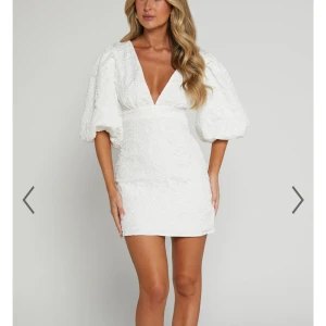 Vit studentklänning - Populär studentklänning från Showpo i storlek 34/XS💕