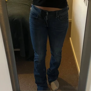 Blå lågmidjade jeans - Midjemått: 38 cm (justerbara till mindre) Grenmått: 22cm Innerbenslängd: 91 cm  Skriv vid frågor 😊