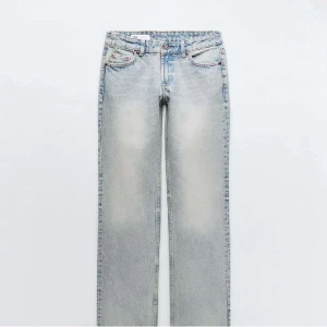 Trf straight low rise jeans  från Zara - Säljer ett par ljusblå jeans från Zara med en klassisk femficksdesign. Jeansen har en straight passform och är tillverkade i bomull. Perfekta för en avslappnad stil. Säljer de pga att de är fel storlek använd endast en gång